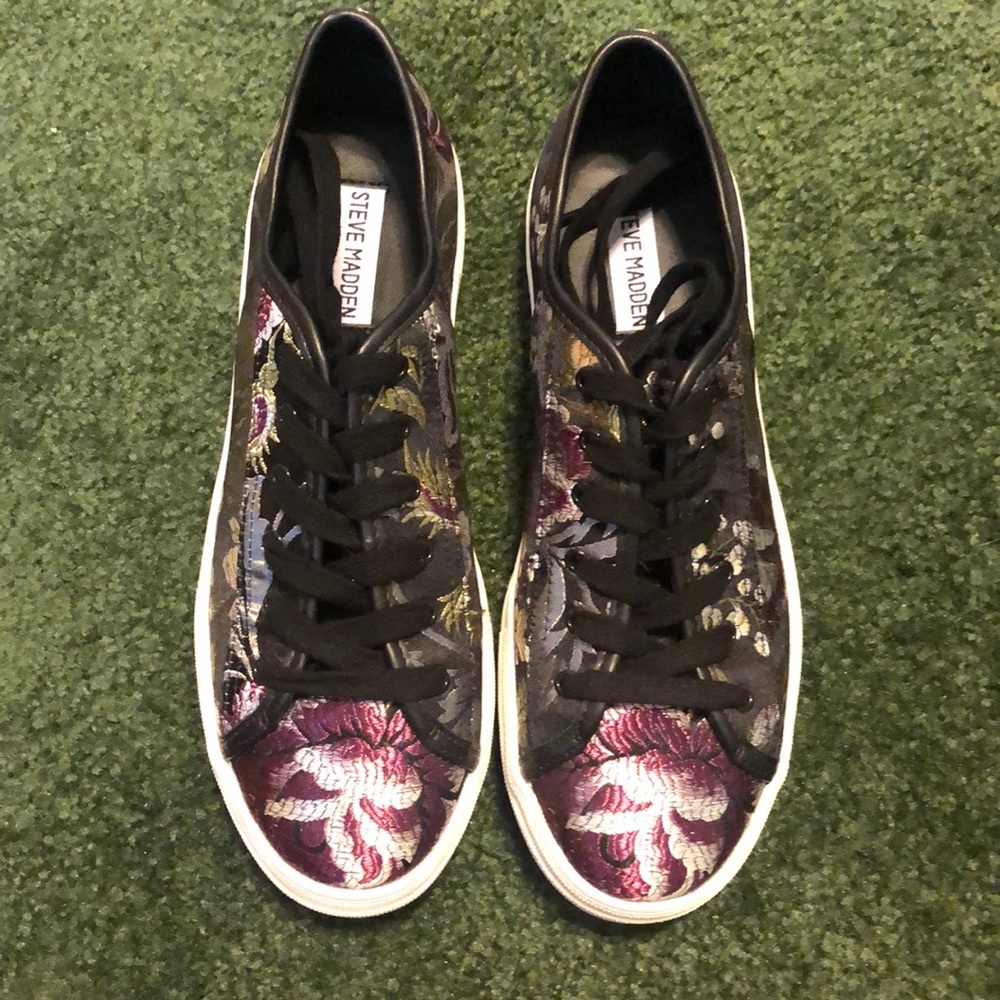 Steven Madden Asian floral sneaker EEUC
